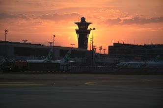 Contrôleurs en grève: le trafic aérien très perturbé jeudi à Paris et dans le Sud