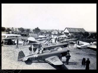 Le 2 juillet 1933 dans le ciel : Départ des Douze heures d'Angers