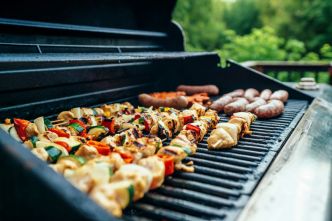 Barbecues ou planchas : tout savoir pour sécuriser les branchements électriques extérieurs cet été