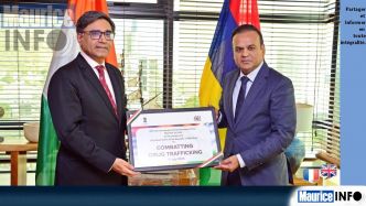 Remise de matériel de lutte contre les stupéfiants par le secrétaire d'État aux Affaires étrangères de l’Inde