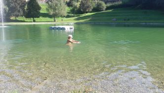 Catherine est venue de bonne heure nager dans le plan d'eau de Flumet