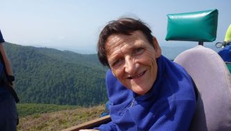 "Je suis positive malgré mon handicap" : Martine, amoureuse de la montagne, randonne en joëlette dans les Pyrénées