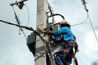 Des foyers toujours sans électricité, des lois Mayotte votées et des soignants en grève : l'actualité de ce mercredi
