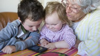 Téléphone, tablette, télévision : les écrans interdits au moins de 3 ans dans les lieux d'accueil à partir de ce jeudi