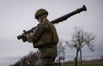 Inquiets de leurs stocks , les États-Unis suspendent leurs livraisons d’armes à l’Ukraine