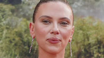Scarlett Johansson (40 ans) porte la tendance robe ultime pour affiner la taille cet été