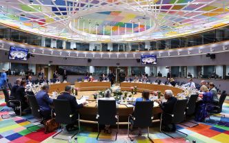 Guerre commerciale : face aux pressions de Trump, l'UE partagée entre fermeté et renoncement