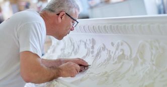 Secrets d’atelier : l’art monumental du plâtre décoratif chez Staff Décor