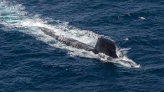 Un sous-marin russe fait surface face à un chalutier français au large de la Bretagne