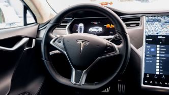 Le robot-taxi de Tesla donne des coups de volant terrifiants alors qu'il transporte un passager