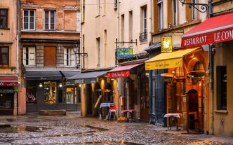 Français, logés à l'hôtel... Qui sont les touristes qui parcourent les rues du Vieux-Lyon ?