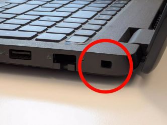 Ce petit trou présent sur la plupart de nos ordinateurs est un port dont personne ne connait l'utilité