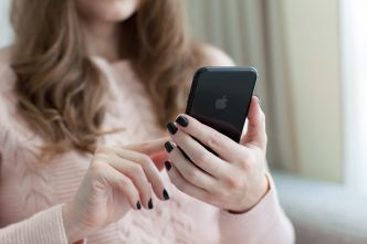 Des internautes sont choqués : cet iPhone n'a pas de caméra et est bien plus cher qu'un modèle classique