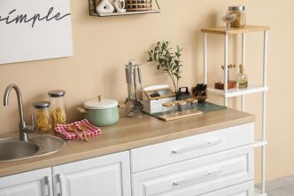 Pourquoi les cuisines les plus tendance abandonnent les armoires hautes (et ce qu'elles mettent à la place pour plus de style)