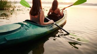 Son canoë se renverse, elle disparaît sous l'eau : une femme se noie, piégée par ses vêtements accrochés à des branchages