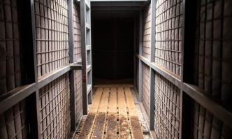 Airbnb se lance dans la location estivale de « bunker d’hôtes »