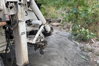 Un chauffeur professionnel déverse illégalement du béton dans une ravine de l'Hermitage