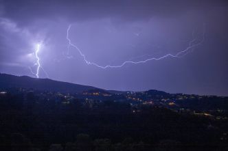 Les images impressionnantes de la violente tempête qui traverse actuellement la Côte d'Azur et le Var