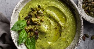 Cette soupe glacée à l'avocat prête en 5 min est la star healthy de mon été (et elle fait un carton à l'apéro)