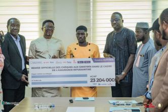 Assurance estudiantine en Guinée : les premiers bénéficiaires reçoivent  leurs chèques
