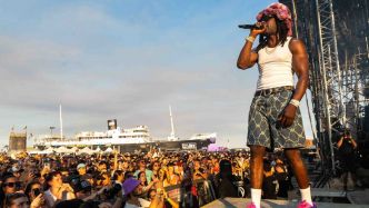 Un spectateur sort une bombe lacrymogène et gaze la foule durant le concert de Gazo : les Déferlantes vont porter plaine
