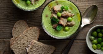 Cette soupe glacée petits pois-courgettes prête en 10 minutes est parfaite pour les journées chaudes
