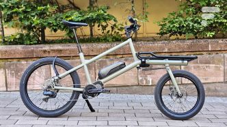 On a essayé ce vélo cargo électrique très joueur qui prouve que les biporteurs peuvent être compacts