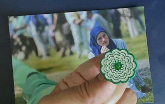 Fleur de Srebrenica : commandez aujourd’hui votre pin’s et portez-le contre l’oubli et pour la paix