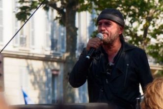 Francis Lalanne, du troubadour romantique au héraut du complotisme