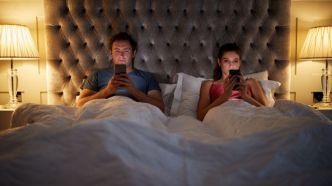 Un nombre inquiétant de gens préfèrent scroller sur leur téléphone plutôt que faire l'amour, selon une étude