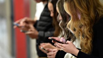 Cellulaires interdits et vouvoiement: Québec précise les nouvelles «règles de conduite» à l'école