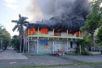 Monument historique, l'ancienne usine Darboussier à Pointe-à-Pitre en partie ravagée par les flammes