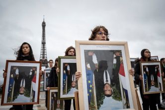 "Inaction" climatique: les décrocheurs de portraits de Macron à la CEDH