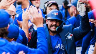 Les Jays partagent la tête après avoir presque tout gâché