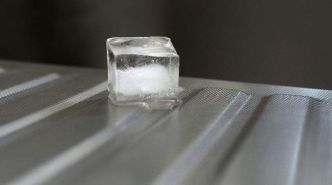 Détartrage naturel : ces glaçons au vinaigre font briller vos robinets naturellement