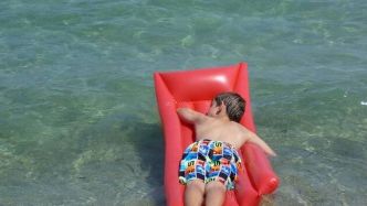 Sa grand-mère s'est épuisée en tentant de le rattraper, son grand-père a fait un malaise sur le sable : poussé par le vent, un petit garçon de 5 ans dérive en Méditerranée sur son [...]