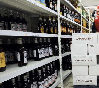 Vente d'alcool aux mineurs : 9 supermarchés sur 10 enfreignent la loi, dénonce une association