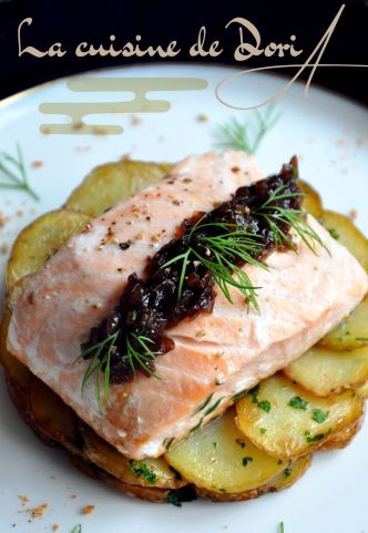 Pavés de saumon cuit à l'unilatérale, lit de pommes de terre sautées et compotée d'échalotes au vinaigre balsamique
