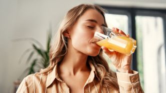 Canicule : cette boisson que l'on consomme tous "favorise la déshydratation", selon un médecin (non, ce n'est pas le jus d'orange)