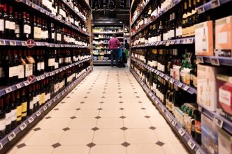 Vente d'alcool aux mineurs: près de 9 supermarchés sur 10 enfreignent la loi, selon une association