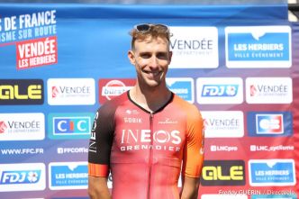 INEOS Grenadiers, avec TotalEnergies comme partenaire, dévoile son nouveau maillot