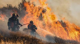 En Crète, habitants et touristes évacués à cause d'un violent incendie