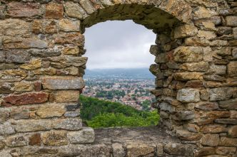 Laurent Jalabert : sa charmante demeure en vieille pierre à Montauban, où il jardine et construit un four à pain avec sa compagne Marion