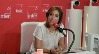 "Le sexe et..." : Léa Salamé fait une grosse bourde en plein direct avant de se rattraper
