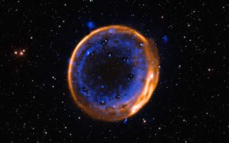 Cette étoile qui n'a pas explosé une, mais deux fois nous dévoile un mystère cosmique vieux de plusieurs siècles