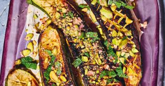 Courgettes, sauce au yaourt, feta et menthe
