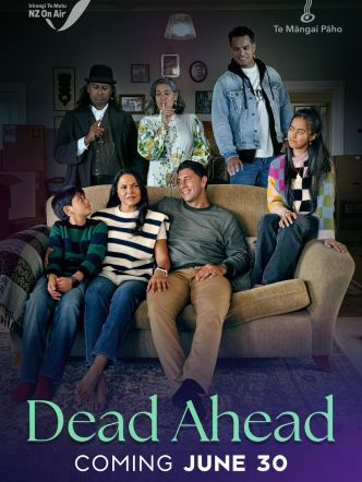 Dead Ahead (2025) (Saison 1, 6 épisodes) : une série singulière entre fantômes, héritage et quête personnelle