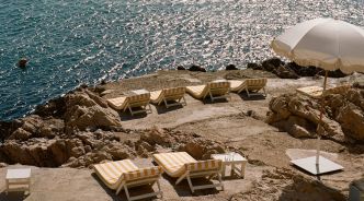 Il recrée l'ambiance Tuba Club à Marseille pour moins de 10 € : ce transat jaune rayé signé Action part vite, voici où il est encore possible de le trouver