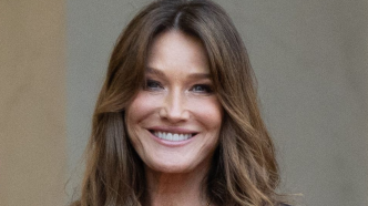 Carla Bruni porte la tendance jean ultime pour sublimer la silhouette, même après 60 ans