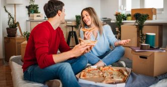Sachets de thé, gobelets de café, cartons de pizza : tous ces contenants alimentaires qui nous contaminent aux microplastiques